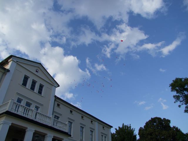 Herzballons überm Herrenhaus.JPG